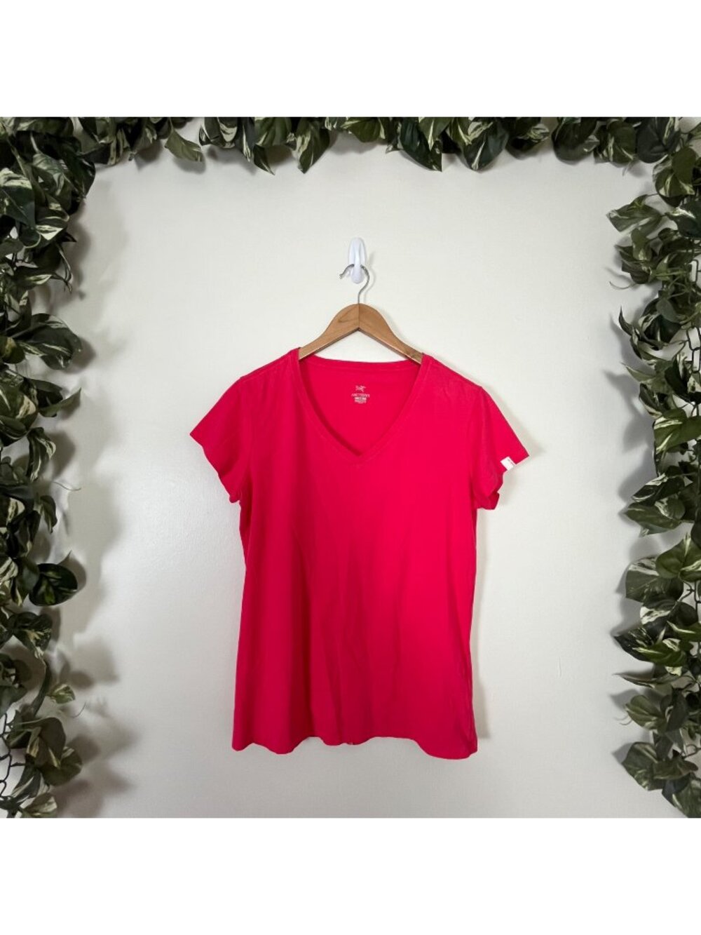 Arc’teryx Athletic Short Sleeve V-Neck Shirt Graphic Pink Women’s Size L